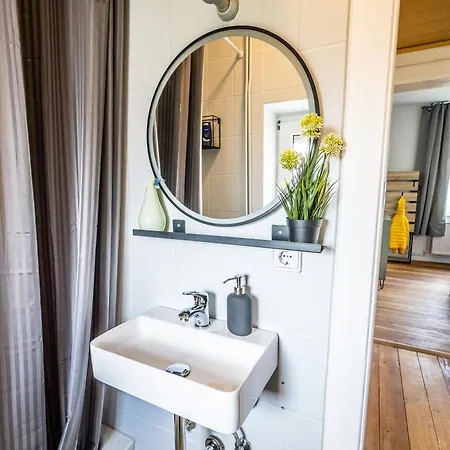 4 Gemuetliche Erdgeschosswohnung Ruhig Zentrumsnah Teilsaniert Apartamento *